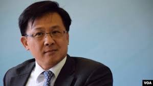 何君堯的父親何新榮是新界 屯門的望族，曾任屯門良田村村長。 在喇沙書院畢業後，擔任警員駐守邊境 。 其後於元朗參與收地工作，包括新鴻基地產開發的加州花園和加州豪園。 於80年代曾獲英女皇授勳，何新榮也是非牟利慈善組織仁愛堂（原為屯門青山鄉的宗族善堂）其中一名創辦人 ，何君堯. Jyq6jd Yvupcum
