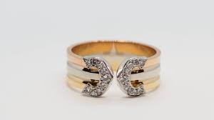 Les trois anneaux entrelacés et mobiles, dont l'interprétation est laissée à chacun, sont l'inspiration intemporelle de cette collection iconique. Bague Cartier Double C Serties De Diamants En Vente A Marseille Ref 30196 Rachat De Bijoux Et Or Marseille Bijouterie L Aurore