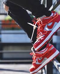 Off White Dunk Red In 2020 Nike Fashion Sneakers White Fashion Sneakers Mens Fashion Nike