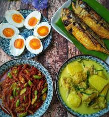 Ikan bakar differs from other grilled fish dishes in that it often contains flavourings like bumbu, kecap manis, sambal, and is covered in a banana leaf and cooked on a charcoal fire. Juadahberbuka Ayam Masak Lemak Cili Api Sambal Petai Ikan Bilis Ikan Bakar Telur Masin Sayamasak Icook Asianfood Syukurselalu Asian Recipes Food Sambal