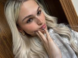 I know I'm trans and not curvy, but can I still get a like from you?