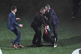 Protester disrupts Kendrick Lamars 2025 Super Bowl halftime show