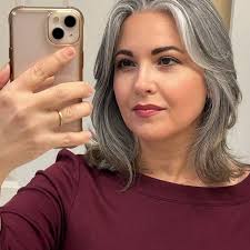 m 43 years old I'm a single mom 👱‍♀️ I don't smoke 🚭😤 I don't go to  bars...and I don't drink alcohol 🥃 I'm not a bad person I know how to