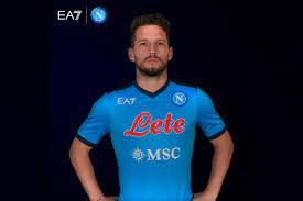 La futura collaborazione tra napoli e armani ha destato grande curiosità tra i tifosi azzurri. N3wxpijnuusxwm