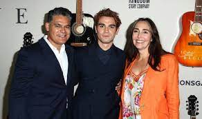 Kj apa and clara berry are about to become parents! Riverdale Season 4 Which Riverdale Star S Family Has Coronvirus Tv Radio Showbiz Tv Express Co Uk
