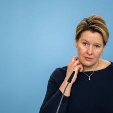 Der allgemeine studierendenausschuß der freien universität berlin fordert. Ministerin Fur Test Offensive Franziska Giffey Mit Corona Selbsttests Konnen Schulen Bald Offnen Shz De