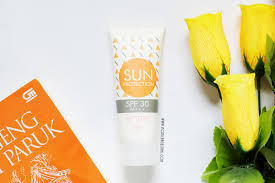 Wardah sunscreen gel merupakan pelindung matahari bertekstur gel lembut dengan formula baru dan membuat kulit terasa nyaman. Review Emina Sun Protection Spf 30 Pa Dengan Tekstur Ringan Dan Murah Monica Agustami