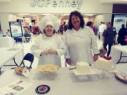 It'Sweet's Pastry Chef, Wanda Bigler Shows Her Skills at V2 Expo