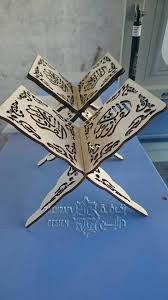 Porte Coran Avec Parties Decoratives En Bois Les Motifs Peuvent Changer Quelque Peut D Un Modele A L Autre Tres Belle Finition Fabrication Artisanale En Bois