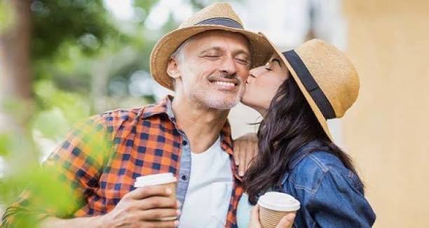 Vì sao phụ nữ thích đàn ông lớn tuổi hơn?