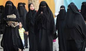 Wanita Arab Saudi Tidak Perlu Berjubah Riyadh Wanita Arab Saudi Tidak Perlu Memakai Jubah Atau Abaya Longgar Untuk M Muslim Women Hijab Muslim Women Women