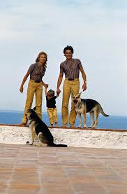 L'acteur vivait avec parfois 14 chiens en même temps, et estime avoir eu lien très fort et particulier avec chacun d'entre eux. Photogriffon Les Plus Belles Photos D Alain Delon Star Mondiale