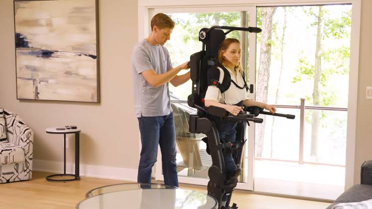 Exoskelett lässt Gelähmte aufrecht gehen