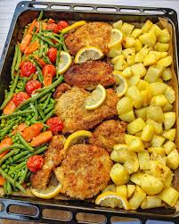 Panierte Parmesan Hahnchenschnitzel Aus Dem Ofen Mit Gemuse Und Kartoffeln Instakoch De Rezept Rezepte Leckere Gesunde Rezepte Essensrezepte