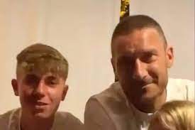 Scarica subito la foto tempo per un nuovo taglio di capelli. Il Nuovo Look Di Francesco Totti Coi Capelli Cosi Non L Avevamo Mai Visto