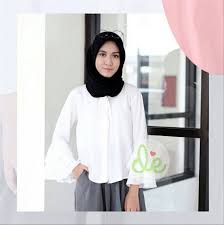 Trik tertua dalam buku ini, jeans dengan kemeja putih mengangkangi garis tipis antara kecanggihan dan keren tidak seperti yang lain. 26 Style Ootd Wanita Dengan Kemeja Dan Atasan Putih