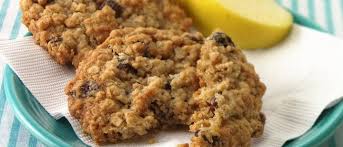 Recette Biscuits A L Avoine Au Miel Et Aux Raisins Recipe Soft Oatmeal Raisin Cookies Oatmeal Raisin Cookies Cookie Recipes Oatmeal Raisin
