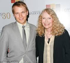 Mia farrow‏подлинная учетная запись @miafarrow 16 мар. Frank Sinatra Had Vasectomy And Ronan Farrow Not His Son Tina Sinatra Claims Daily Mail Online