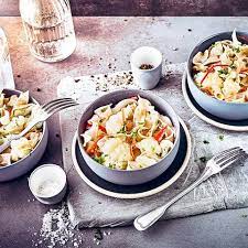 The roux is super important to getting the creamiest cheese sauce of your life. Mac Cheese Rezept