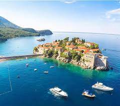 It is located 4 kilometres from the nearest airport and 1 kilometre from tivat city centre. Montenegro