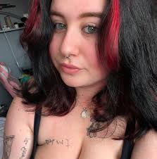 Hello, Can anyone recommend someone that does hair and makeup for Prom.  Thank you