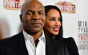 Se molestaba si no lo saludaban Hablando con Charlie Mack, Tyson dijo: “Voy  a decirte algo que a mi esposa no le gusta.” Mi esposa dijo 'si salías y  nadie te saludaba,