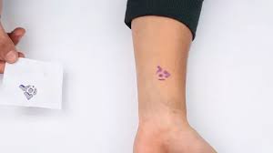 Legen sie ihre hand auf ein blatt weißes papier und zeichnen sie danach ihre. 4 Ways To Make A Temporary Tattoo Wikihow