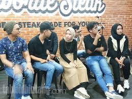 Dibawah ini merupakan lirik lagu ya habibal qolbi, lagu ini berhasil menyita perhatian masyarakat setelah dipopulerakan oleh nissa sabyan. Lirik Lagu Ya Habibal Qolbi Sabyan Gambus Tabloidbintang Com