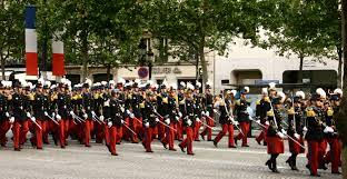 Al ritmo de la marcha de bandera, como es costumbre en esta ceremonia, el mandatario fue recibido por el ministro de defensa, walter ayala, quien lo acompañó a pasar revista de las tropas. Desfile Militar Wikipedia A Enciclopedia Livre
