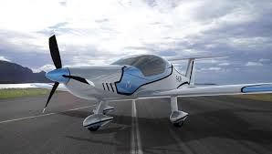 Pour sécuriser l'atterrissage d'un avion de tourisme, des chercheurs allemands ont mis au point un système de pilotage automatique capable de poser l'appareil de façon totalement autonome avec. Elixir Aircraft L Innovation Aeronautique A La Francaise Avionslegendaires Net