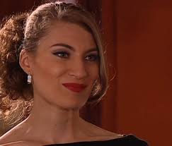 Especial #SociosYEnemigosdelosManrique de #LaSagaNegocioDeFamilia Carmenza  López De Zapata "Candy" Candelaria González por #AdrianaArango. (años  2000). Esposa de Iván Zapata #JuanCarlosVargas Estafadora y ladrona  internacional que busca la Interpol, es ...