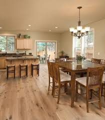 Landliche Kuche Mit Warmen Landhausdielen Aus Eiche Kitchen Kuche Landhaus Landhausstil Cottage Landhausdielen 1 St Vinyldielen Kuchenboden Dielenboden