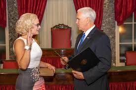 Актуални новини за кирстен синема. Viraler Schwur Erste Bisexuelle Us Senatorin Stiehlt Pence Die Show Manner