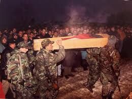 Valon Murati kujton Hyzri Tallën me ish bashkëluftëtarë - inFokus