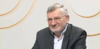 Lázár jános elhatárolódott földi lászló menekültsegítőket háborús bűnösnek nevező nyilatkozatától az azonnali kormányinfós kérdésére válaszolva. Foldi Laszlo Cegledi Varosi Televizio