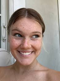 She filled in her nose with fake freckles 😳