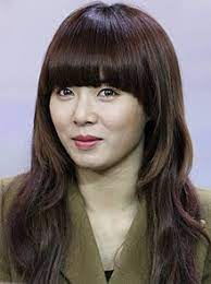 1992년 서울특별시에서 태어나 초등학교 재학 중 jyp엔터테인먼트 오디션을 통해 연습생이 되었고 약 4년의 연습생 생활을 거쳐 2007년 원더걸스의 싱글 〈the wonder begins 〉로 데뷔했다. í˜„ì•„ ìœ„í‚¤ë°±ê³¼ ìš°ë¦¬ ëª¨ë'ì˜ ë°±ê³¼ì‚¬ì „