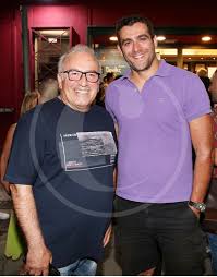 Στο παρα πεντε επεισοδιο 1 περίληψη: O Syllekths Kalokairinh Premiera Me Filoys Sto 8eatro A8hna Cosmopoliti Com Xristina Polith