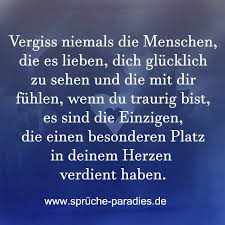 Vergiss Niemals Die Menschen Die Es Lieben Dich Glucklich Zu Sehen Und Die Mit Dir Fuhlen Wenn Tiefgrundige Spruche Nachdenkliche Spruche Bewegende Spruche