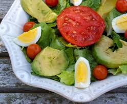 Schiacciate la polpa dell'avocado con una forchetta e aggiungete poi 60 gr di yogurt e un bicchiere di latte. Insalata Con Avocado Le Ricette Light E Gustose Buttalapasta