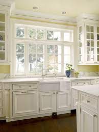 Pale yellow kitchen walls with white cabinets. Pale Yellow Kitchen Walls Design Ideas