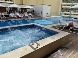 Evet, konukların temizlik hizmetlerinden yararlanma olanağı vardır, daha fazla bilgiyi otelin sayfasında. Halekulani Hotel Or Halepuna By Halekulani Hotel What Is The Difference