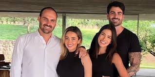 The latest tweets from @santanaadriana Adriana Sant Anna Choca Fas E Parabeniza Mulher De Eduardo Bolsonaro