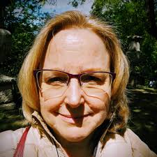 Linda Mesh's Instagram, Twitter & Facebook