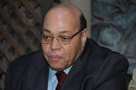 كان قد توفى منذ قليل الدكتور شاكر عبد الحميد، وزير الثقافة الأسبق، عن عمر يناهز 69 عاماً، وذلك بعد معاناته مع فيروس كورونا، وانتقاله إلى أحد المستشفيات فى الجيزة. Hdma8rb4qyskm