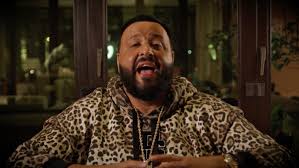 In the clip, the musician appears in front of a choir and preaches about his new music. Qtlj83xksntlnm