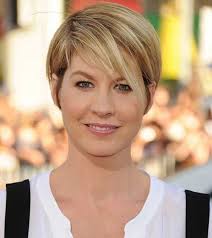 Then blow dry your hair with a large, round brush and create extra volume on the sides of. 15 Short Straight Hairstyles For Round Faces