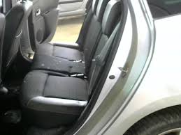 Bonjour, sur la mienne j'ai juste eu à tirer un bon coup sur la banquette, il y a une fixation au niveau des genoux côtés gauche et droite de type clips où la partie. Banquette Arriere Renault Clio 3 Phase 2 Break Diesel Occasion Opisto