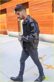 Zayn Malik Stops To Take Fan Photos In New York City Photo 3758447 Zayn Malik Pictures Just Jared