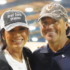 Who makes T-shirt blankets around Grayson??